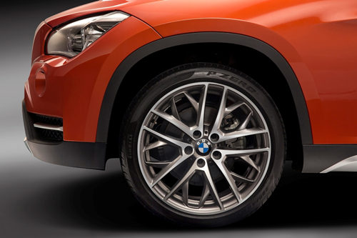 BMW X1探索版专属运动旅行套装-19英寸轮毂.jpg