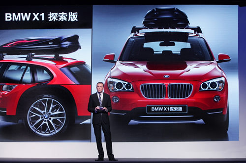 现场图片二：华晨宝马汽车有限公司营销高级副总裁万博瑞先生介绍BMW X1探索版.jpg
