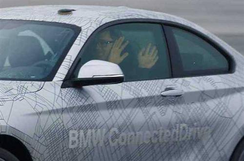 图片三：BMW动态自动驾驶科技在赛道上展示——驾驶员双手离开方向盘展示系统自动驾驶状态.jpg