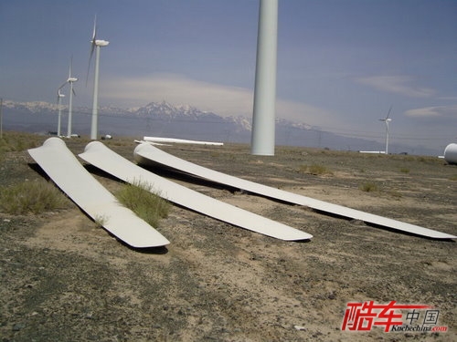 运输风力发电机叶片的加长汽车.